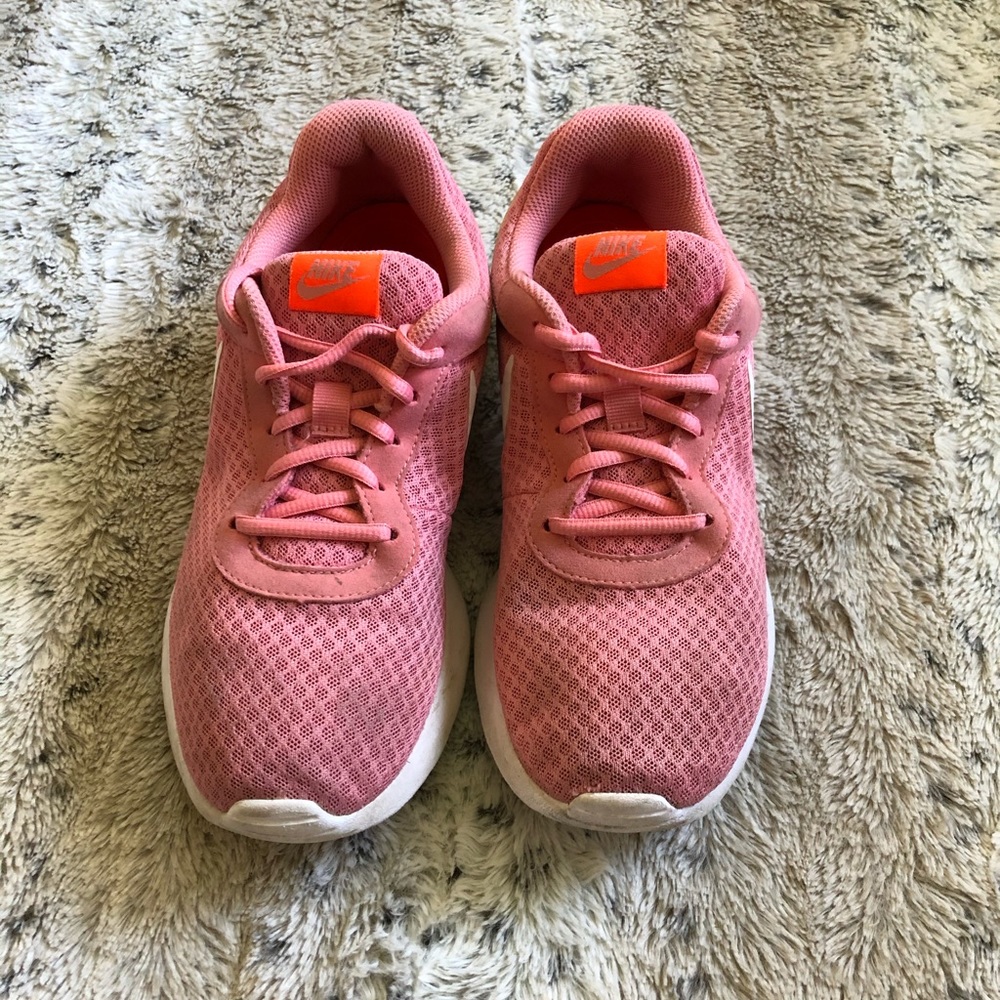 Pink nike tanjuns size 10 women’s